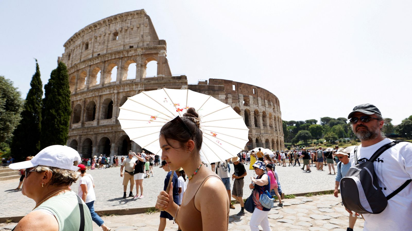 Turistes al Coliseu de Roma es protegeixen de la calor Turistes al Coliseu de Roma es protegeixen de la calor