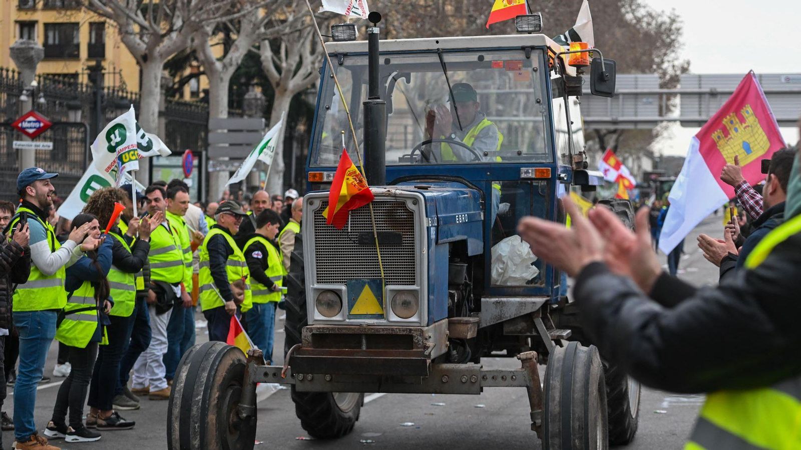 Un dels tractors que participava en el protesta de dimecres a Madrid s'obri pas entre els aplaudiments dels manifestants