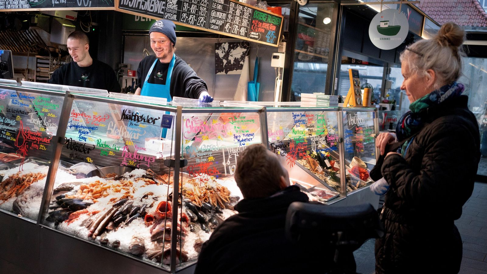 Clients en el mercat de peix de Torvehallerne a Copenhaguen, Dinamarca, sense marcaretes