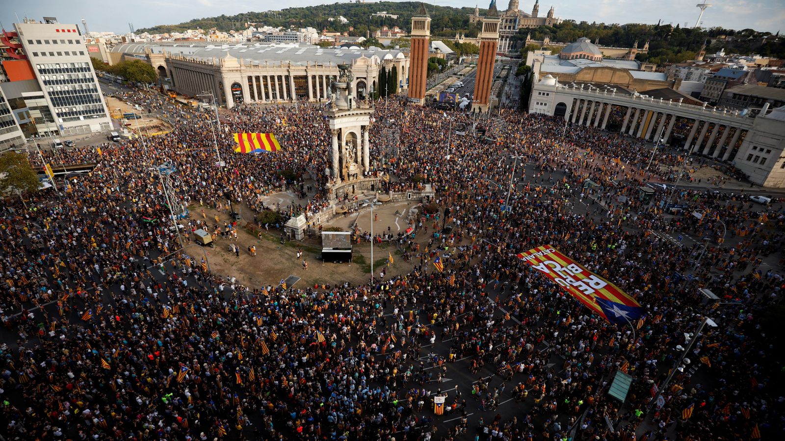 La manifestació de la Diada culmina a la placa d'Espanya, a Barcelona
