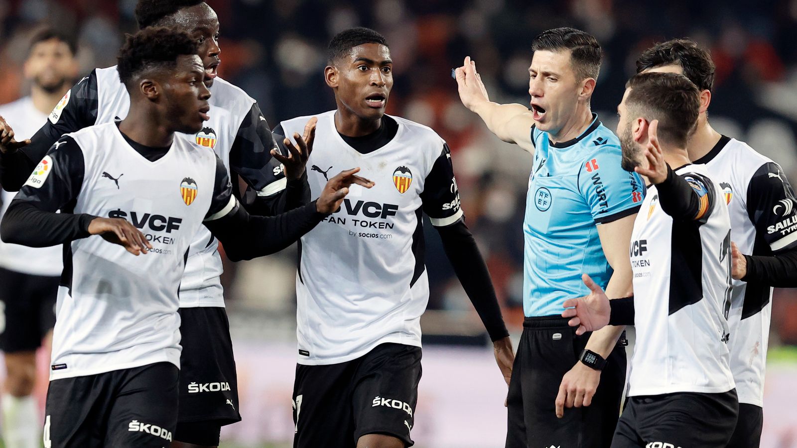 Els jugadors del València protestes una decisió arbitral de Soto Grande