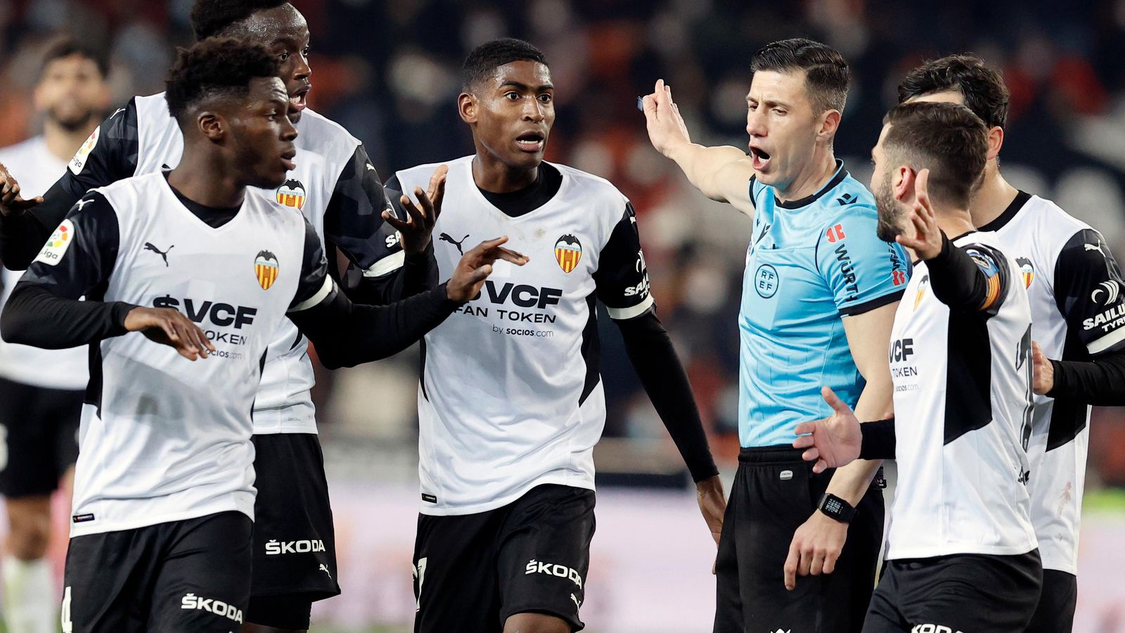 Els jugadors del València protestes una decisió arbitral de Soto Grande Els jugadors del València protestes una decisió arbitral de Soto Grande