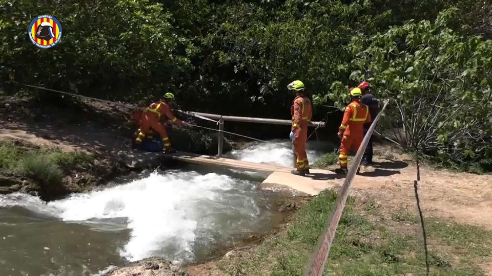 Efectius de bombers comproven l'estat de la passarel·la en què es va produir l'accident