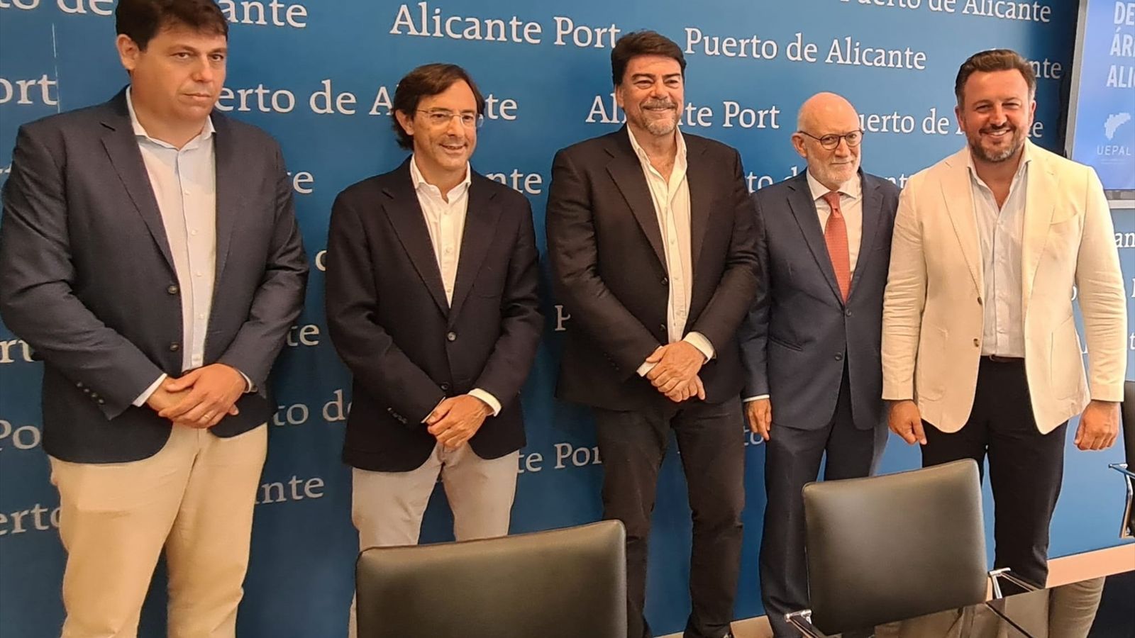 Els alcaldes d'Alacant, Luis Barcala, i Elx, Plablo Ruz, durant la trobada