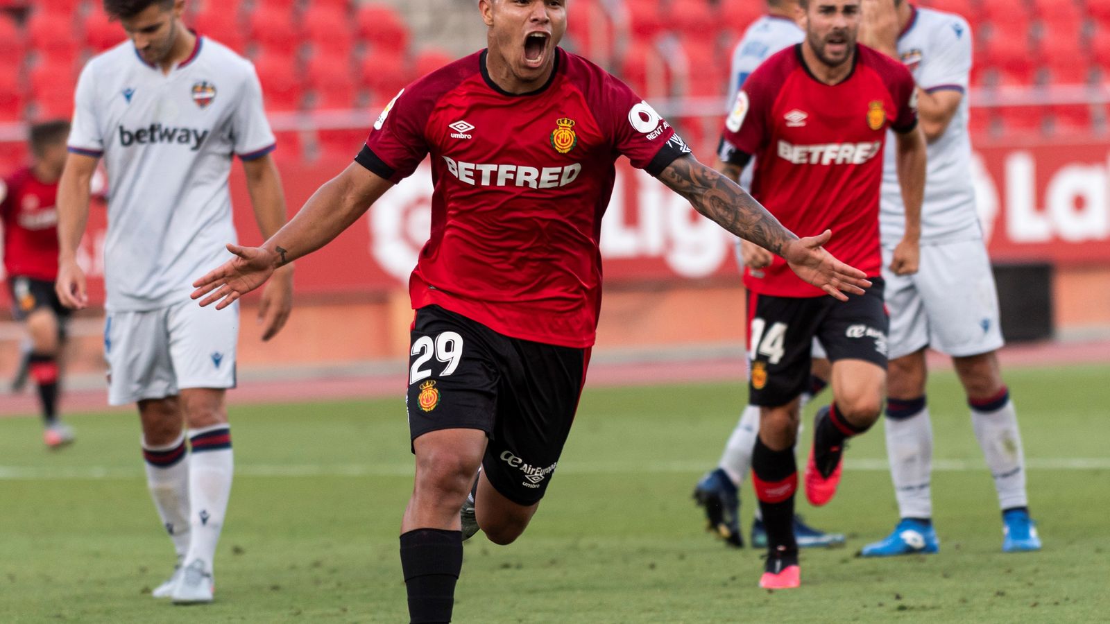 Cucho Hernández celebra el primer gol local