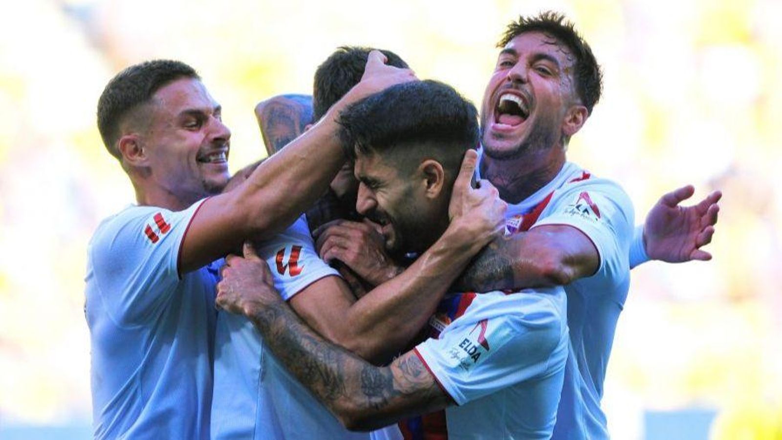 Els jugadors del CD Eldense celebren el gol de Víctor García