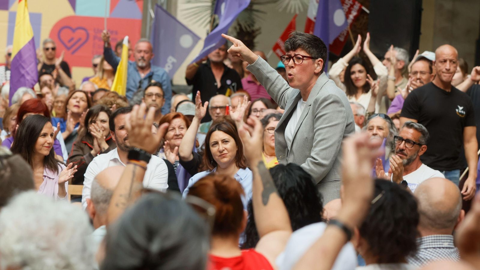 Pilar Lima, candidata a l'alcaldia de València en les últimes municipals, encoratja els simpatitzants que assisteixen a l'acte d'inici de campanya del 28-M