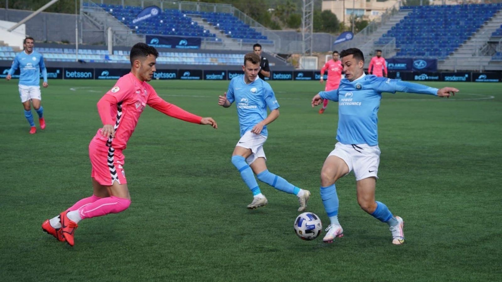 Un jugador de l'Eivissa manté la pilota davant l'arribada d'un jugador de l'Alcoià