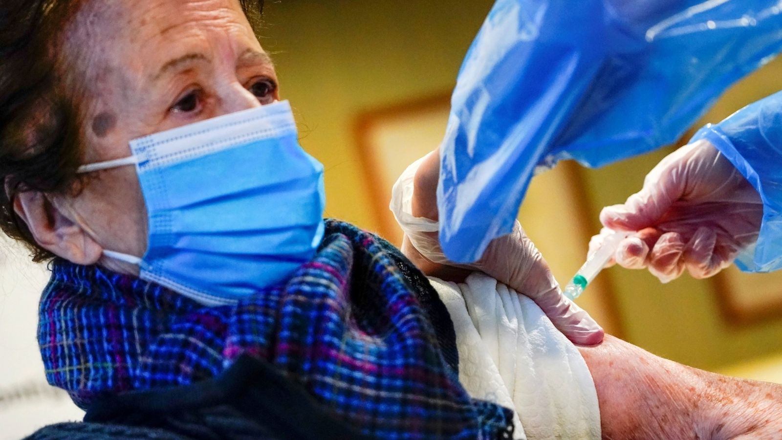 Una dona rep la vacuna en una residència a Madrid