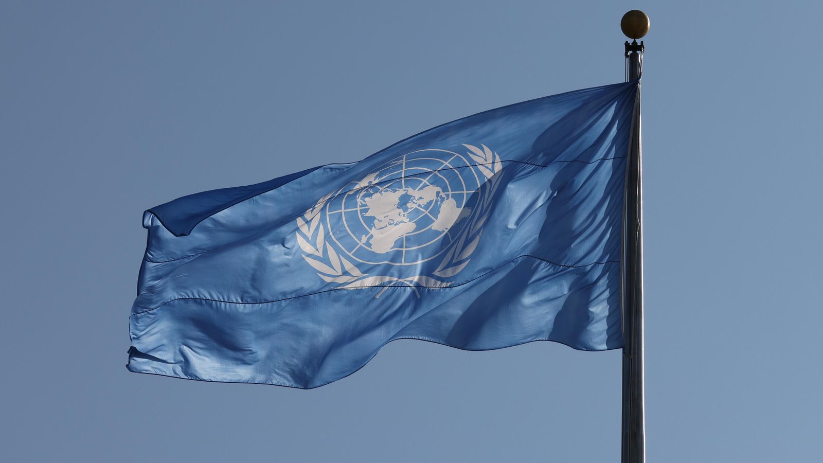 Bandera onejant a la seu de l'ONU a Nova York