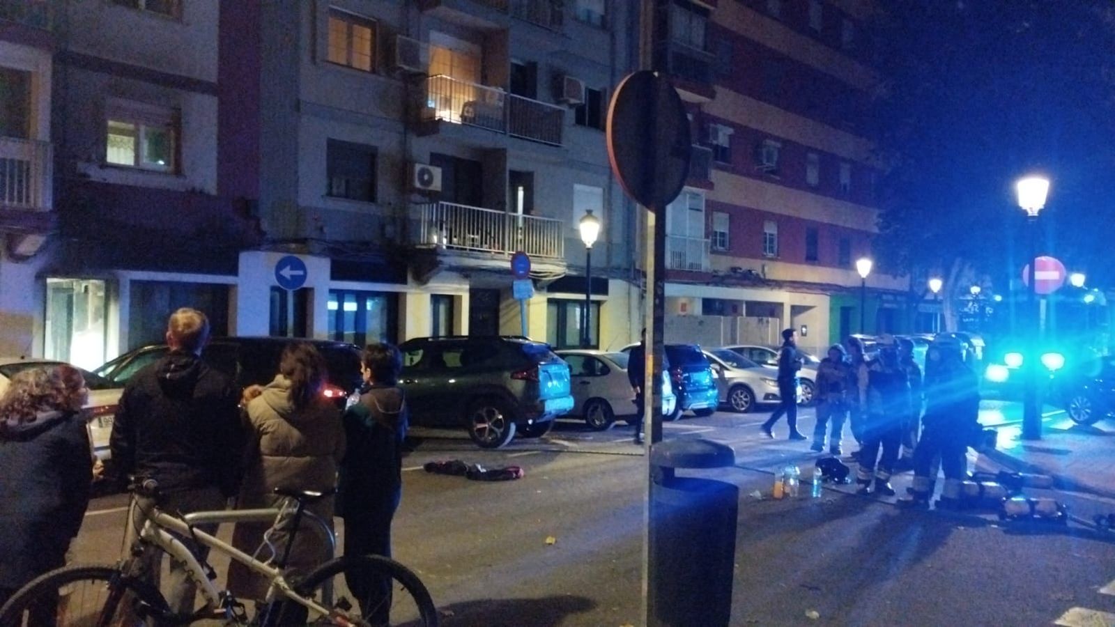 Un incendi en un baix turístic en obres obliga a confinar veïns a València