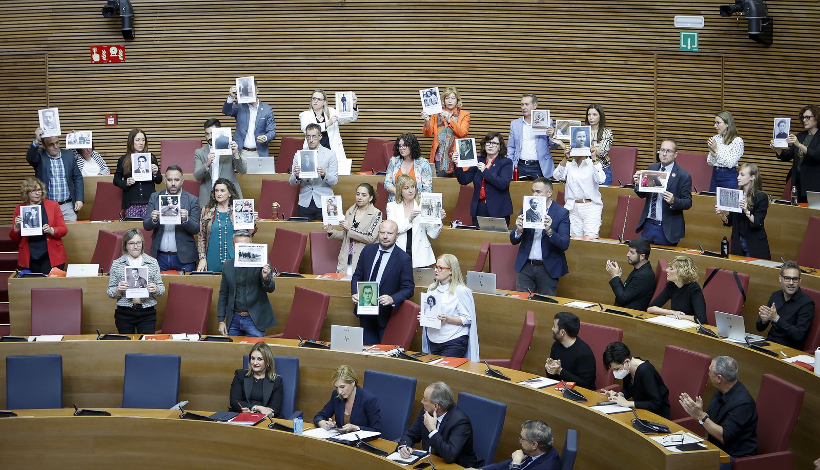 Diputats del PSPV exhibeixen fotografies de víctimes de la repressió franquista