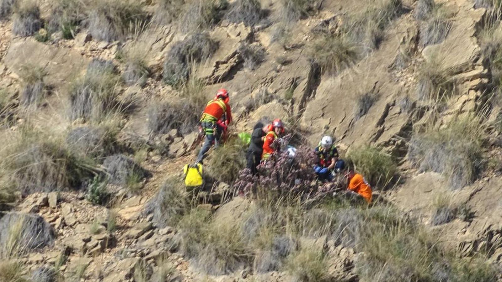 Els bombers en el lloc on s'ha produït l'incident