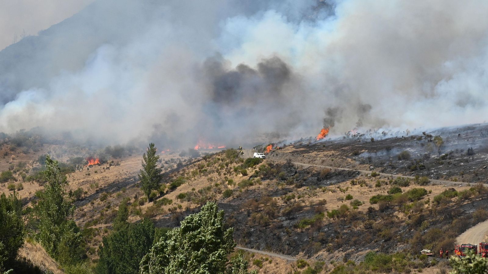 Les pròximes hores, decisives en la lluita contra els catorze incendis que continuen actius