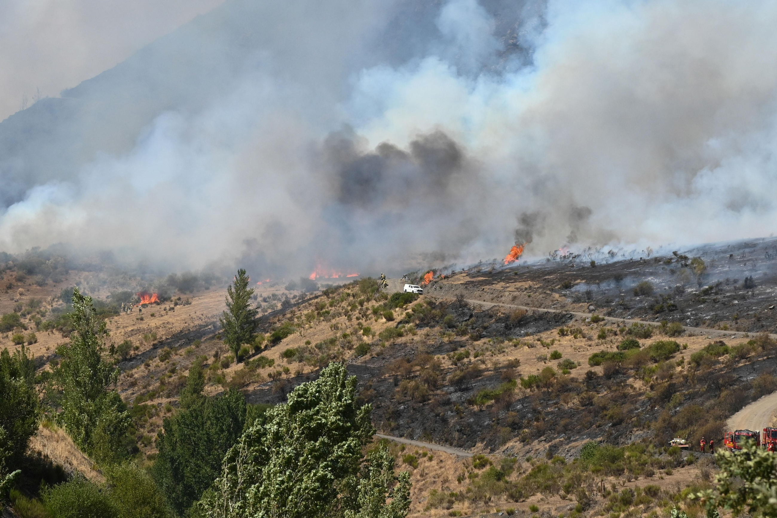 Les pròximes hores, decisives en la lluita contra els catorze incendis que continuen actius Les pròximes hores, decisives en la lluita contra els catorze incendis que continuen actius