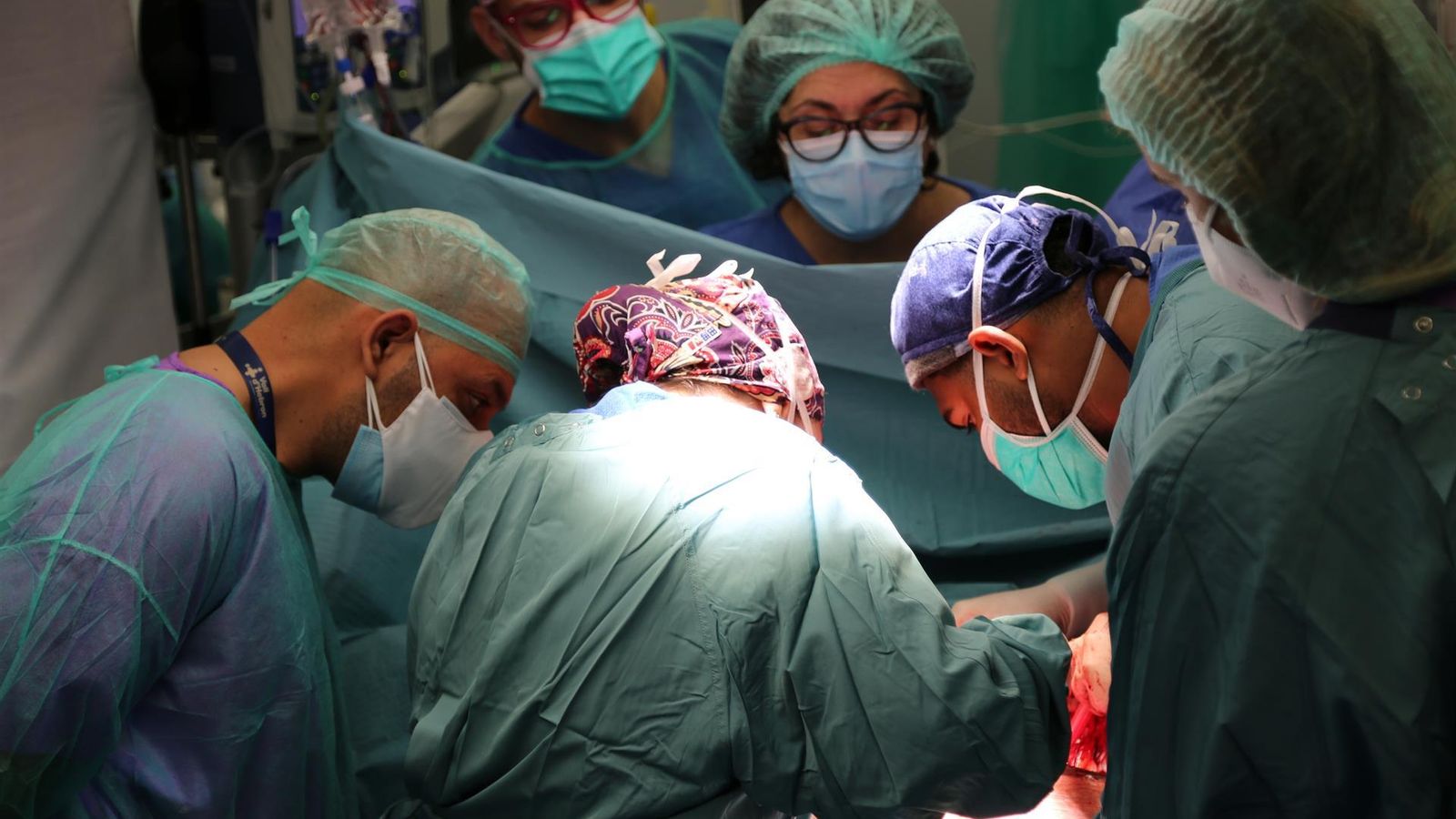 Imatge de la intervenció en un quiròfan de l'Hospital Vall d'Hebron