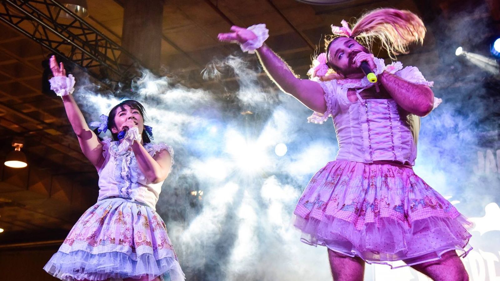 Dos participants en una actuació de la Japan Weekend