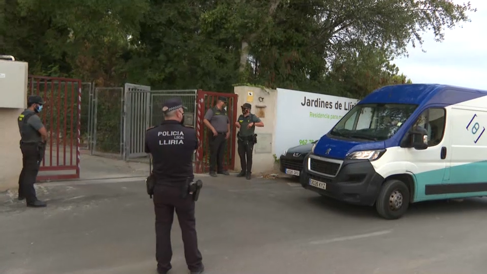 Presència policial de les portes de la residència investigada