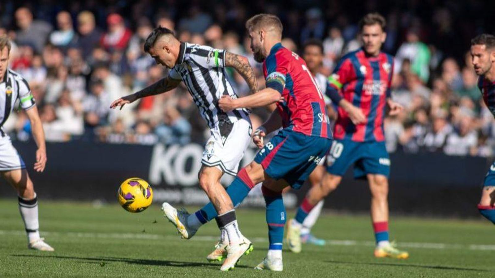 Isra Suero, en una acció del duel