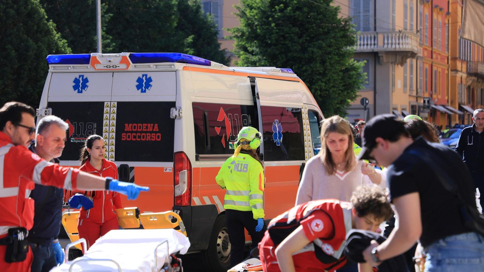Els serveis sanitaris atenen els ferits per l'atropellament a Mòdena