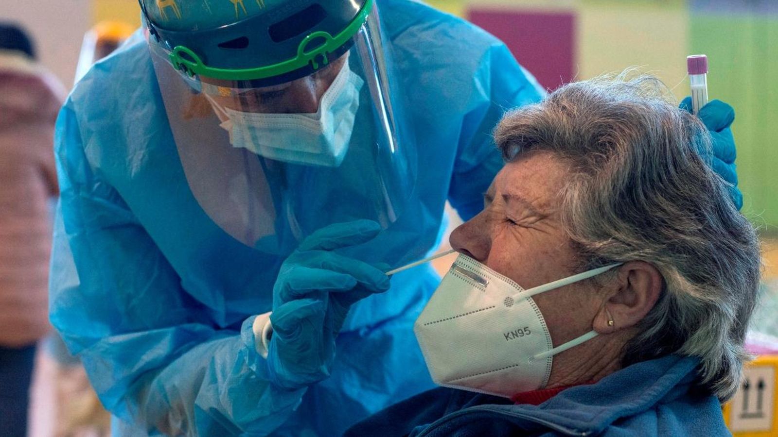 Una sanitària realitza una prova PCR