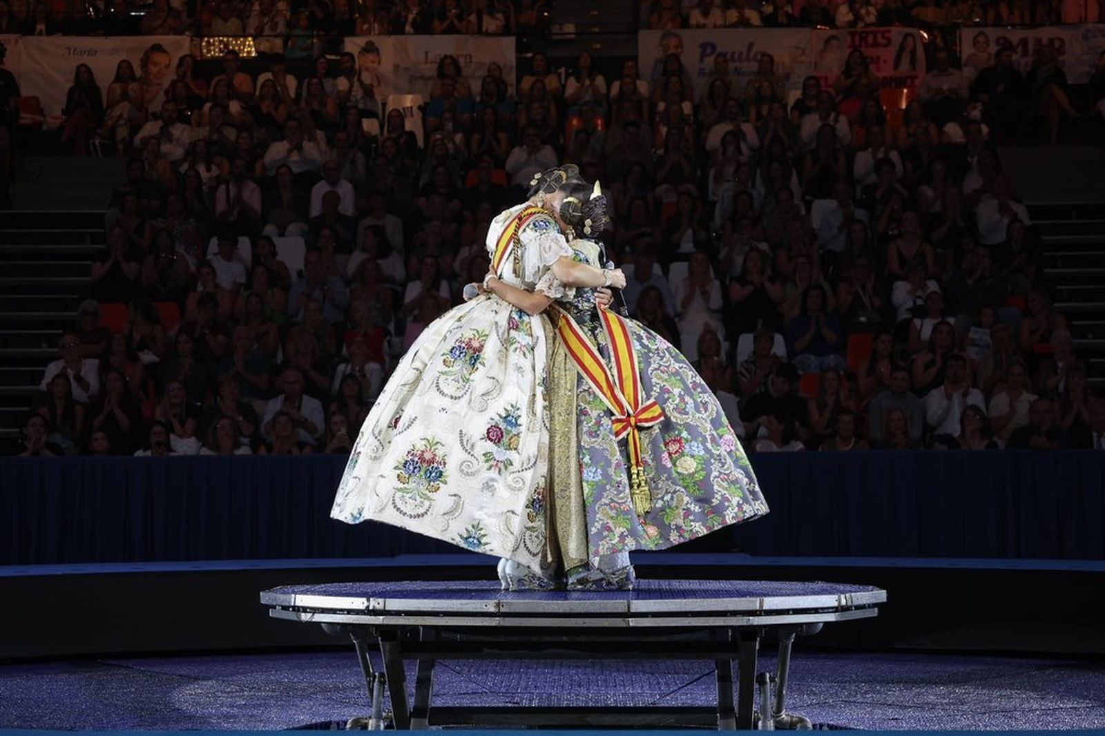 Emotiva abraçada entre Maria Estela i Marina després del seu discurs