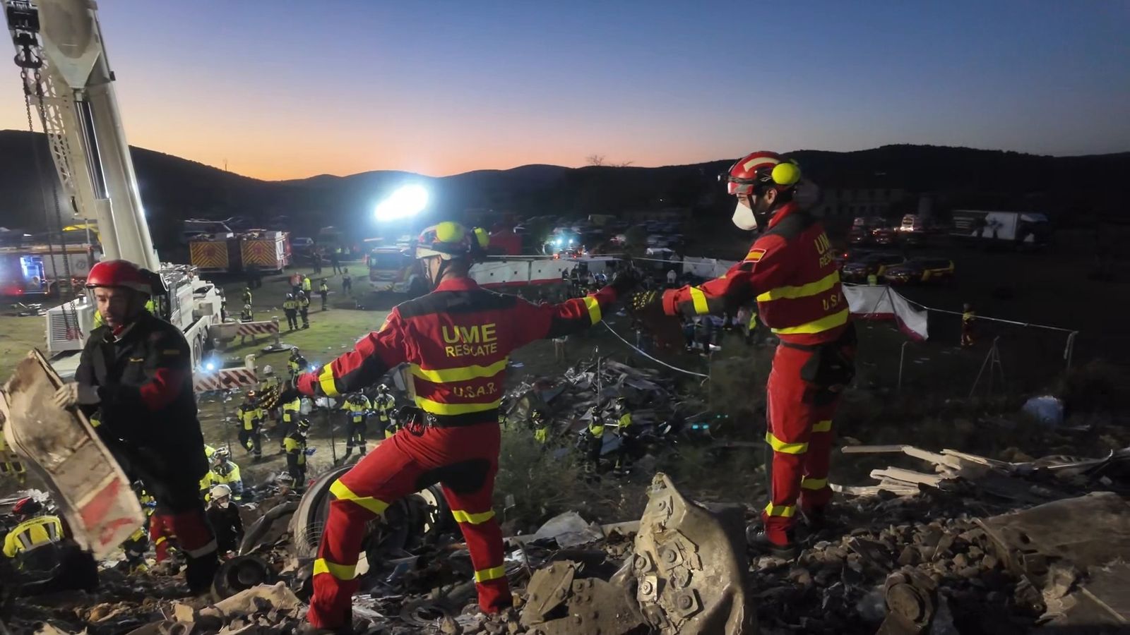 Efectius de l'UME treballen al lloc del sinistre amb les primeres llums del dia