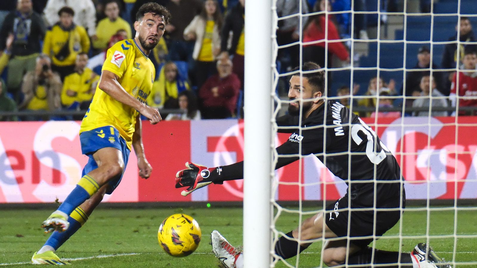 L'exvalencianista Munir fa un llançament a la porteria defensada per Mamardashvili