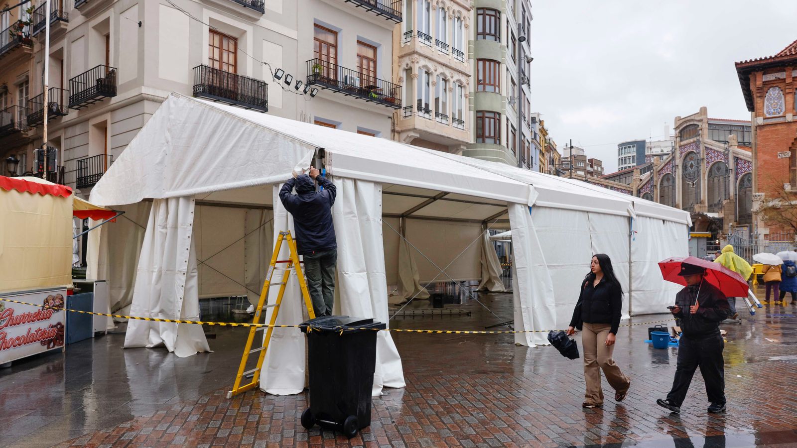 Una de les carpes, junt a una xurreria ambulant, instal·lades junt al Mercat Central de València