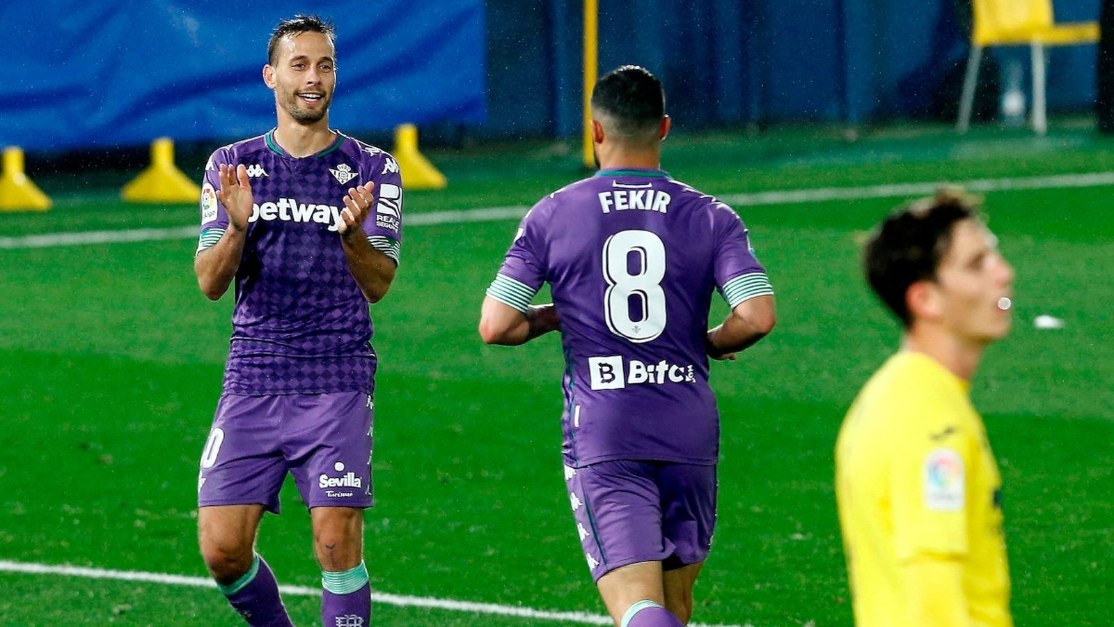 Pau es lamenta davant de Fekir i Canales després d'un dels gols del Betis