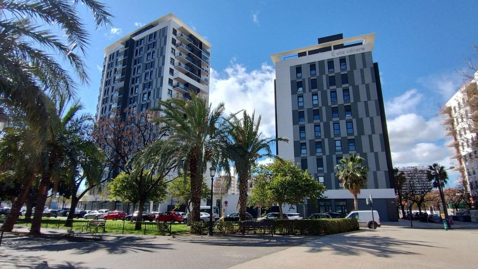 Els edifics afectats per l'oferta turística dels seus baixos residencials, en una imatge d'arxiu