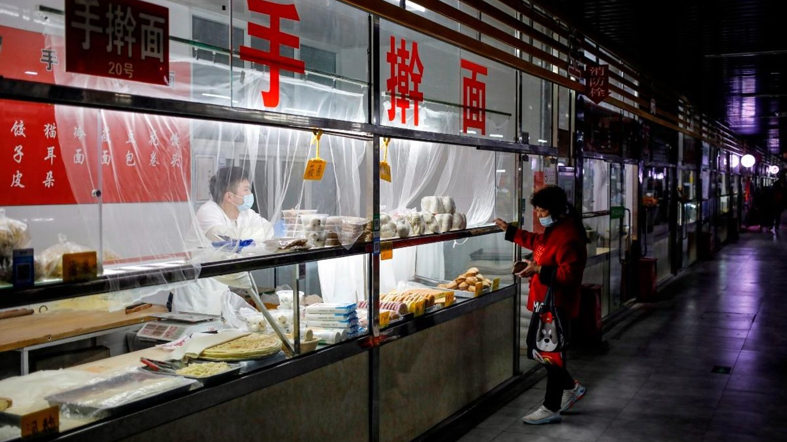 Una dona compra en un mercat de Pequín. (Efe)