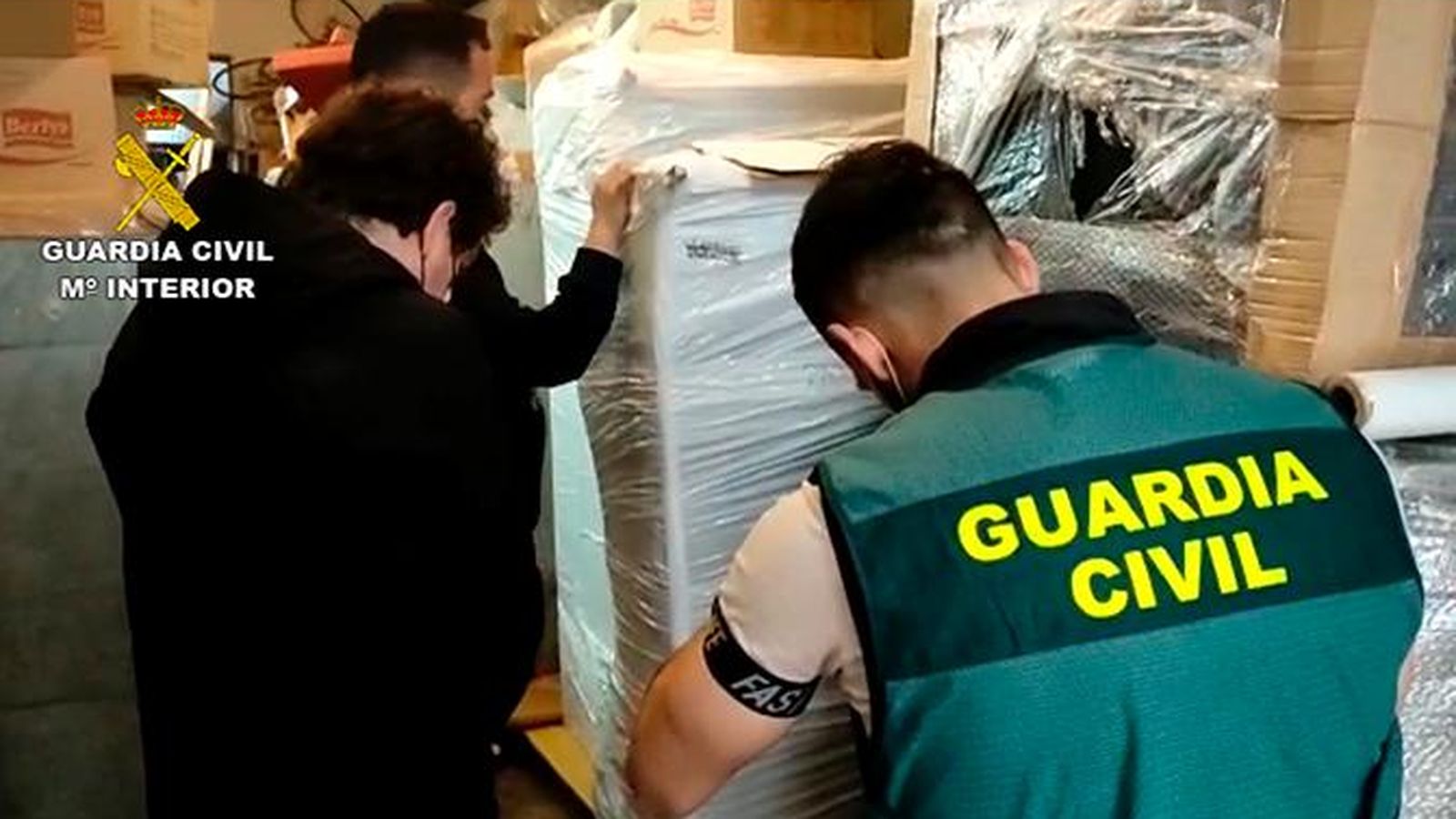 S'han realitzat dos registres en naus industrials a Riola i Almoines en les quals ocultaven 120 sofàs