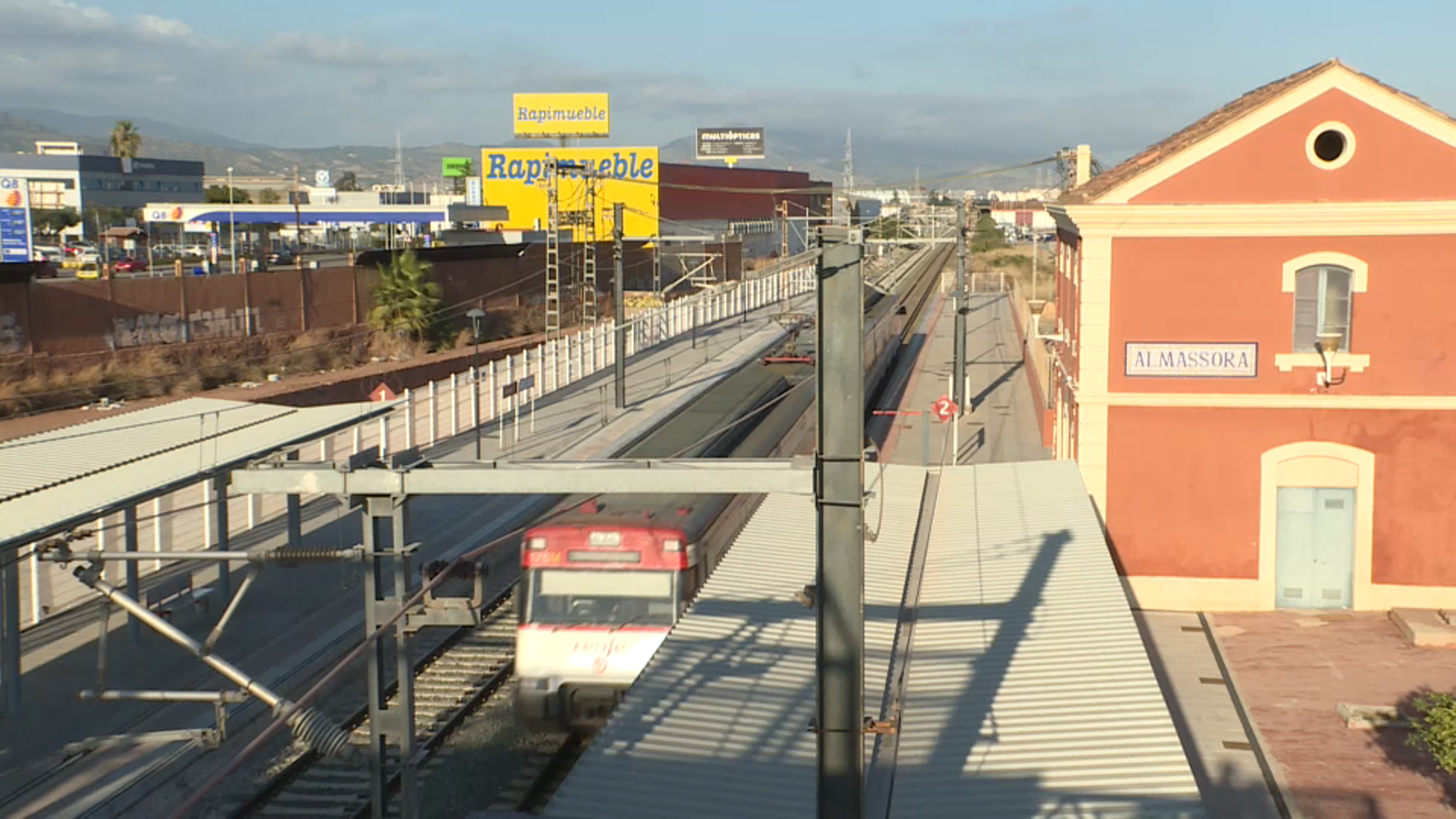 Un tren de rodalies al seu pas per l'estació d'Almassora