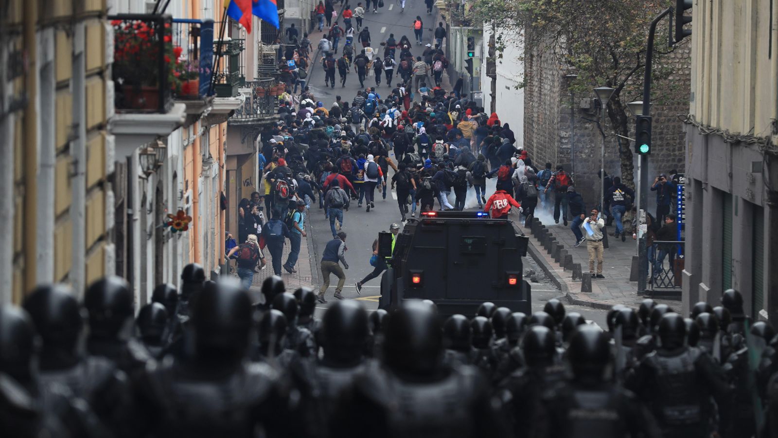 Manifestants s'enfronten amb policies durant una jornada de protesta contra les mesures del Govern d'Equador