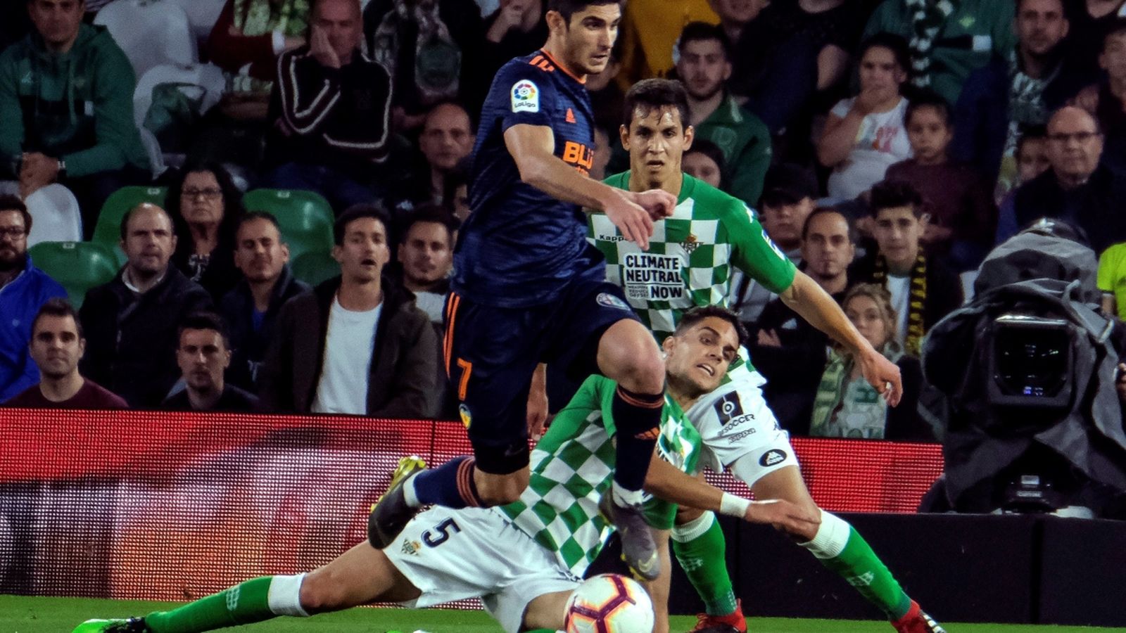 Guedes ha marcat el primer gol un minut abans d'acabar la primera part