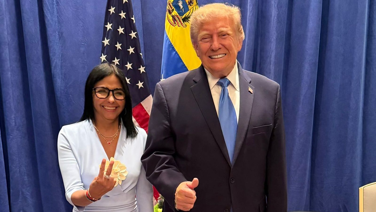 La presidenta en funcions de Veneçuela, Delcy Rodríguez i el president dels EUA, Donald Trump, posen després de la reunió