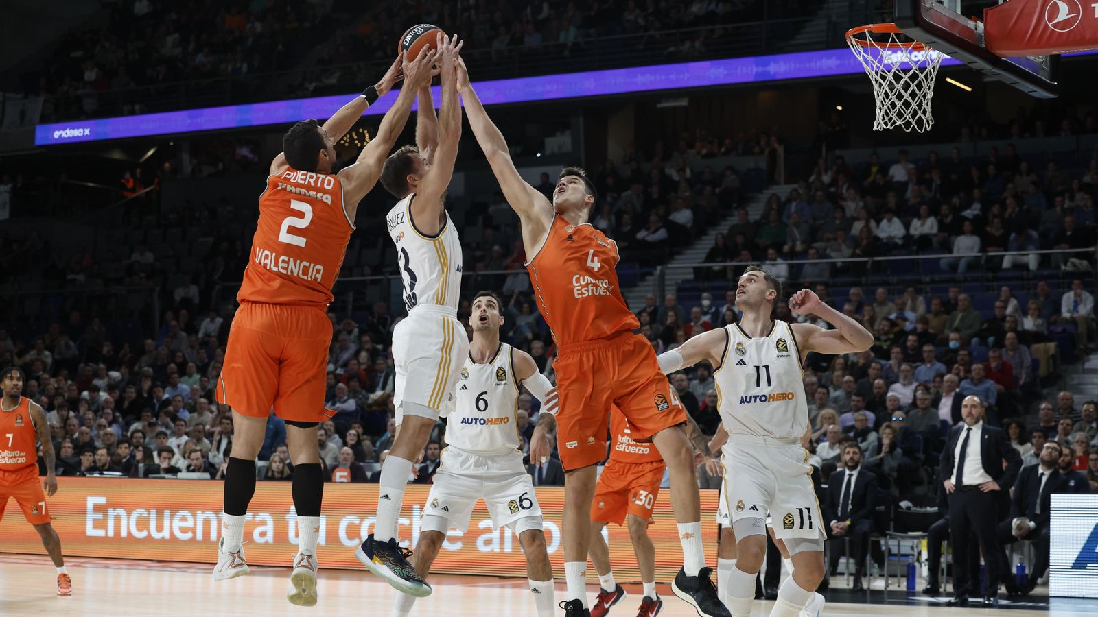 Puerto i Pradilla lluiten per una pilota amb el 'Chacho' Rodríguez