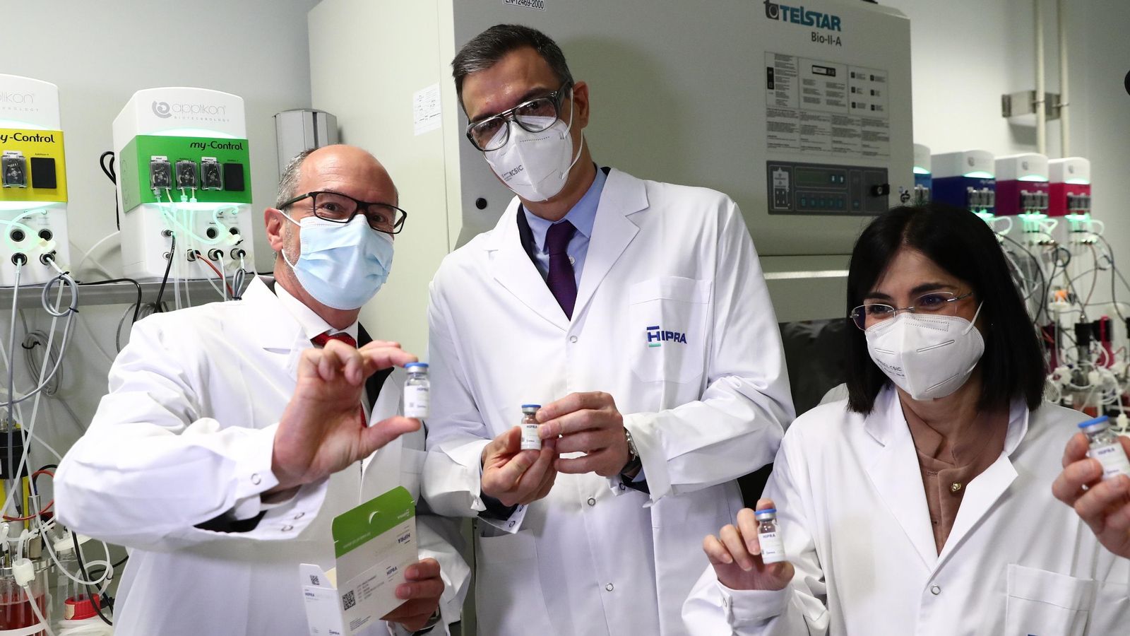 El president del govern espanyol, al centre, amb la ministra de Sanitat i un responsable de la farmacèutica Hipra en una visita a les instal·lacions a l'abril