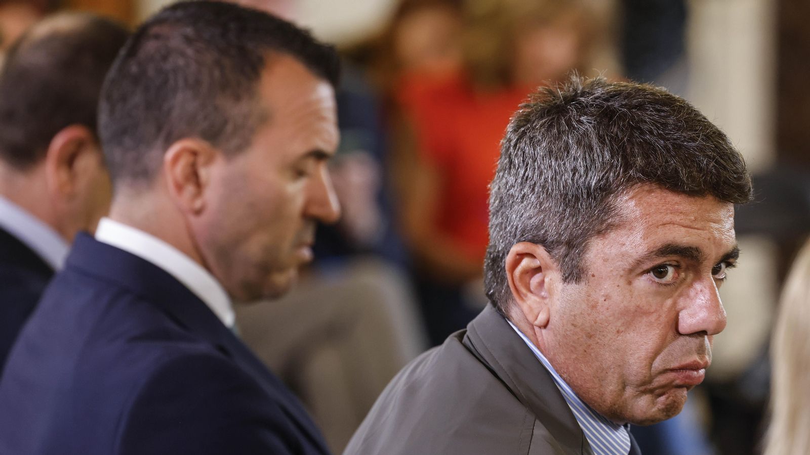 El president de la Generalitat, Carlos Mazón, i al darrere, Vicent Mompó, president de la Diputació de València / Europa Press