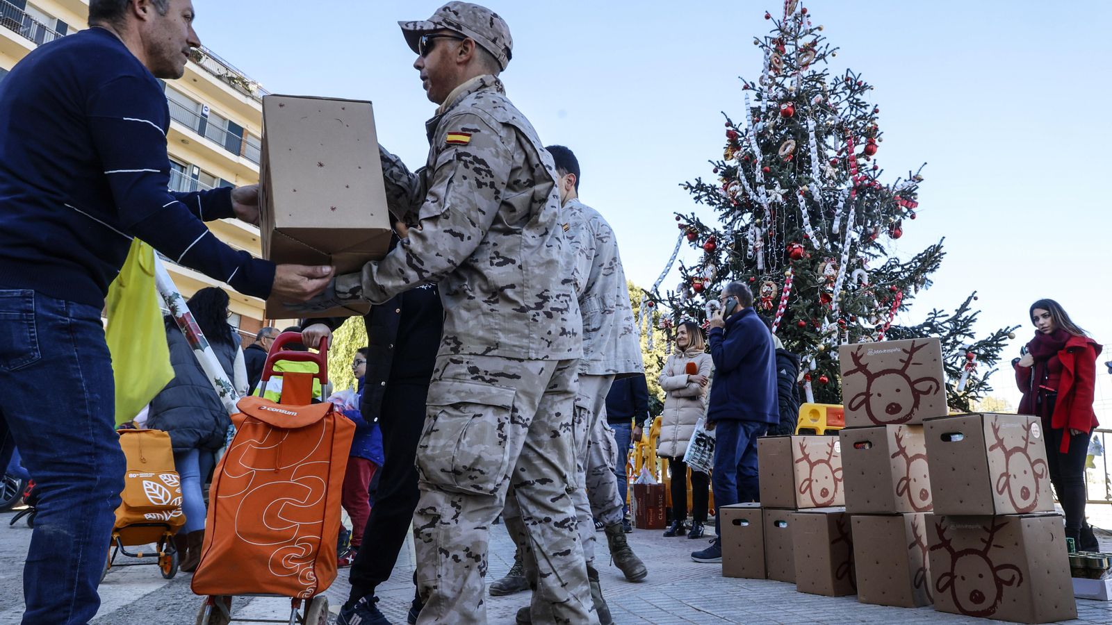 Militars reparteixen cistelles nadalenques als afectats per la DANA