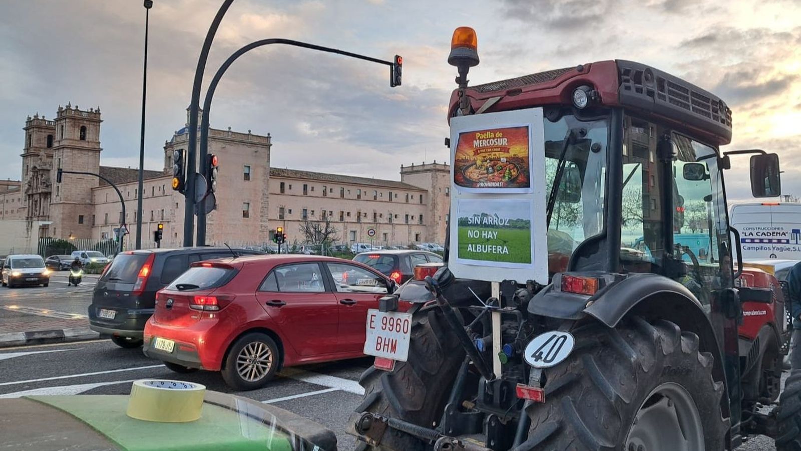 Els tractors entren per l'accés nord de València des de Meliana, este dimarts