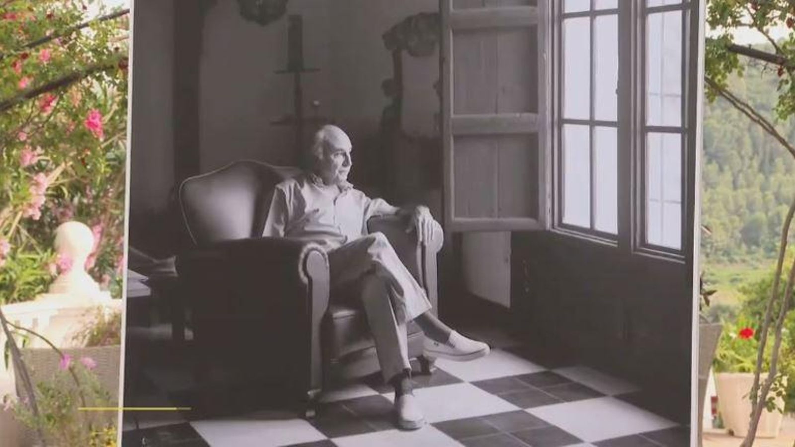 Una foto de Brines a Elca, sobre el fons de la finca