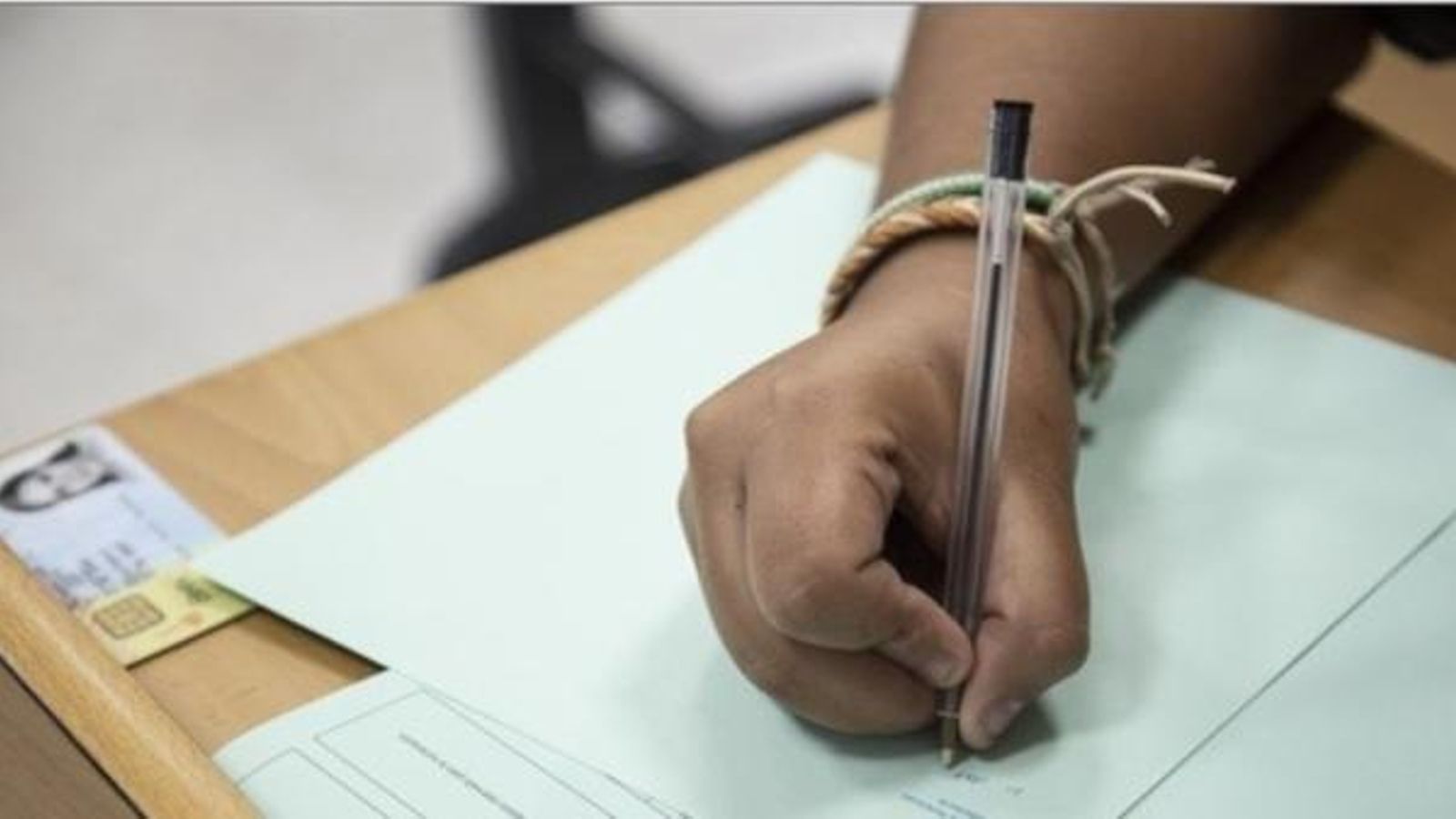 Imatge d'arxiu d'una alumna fent un examen