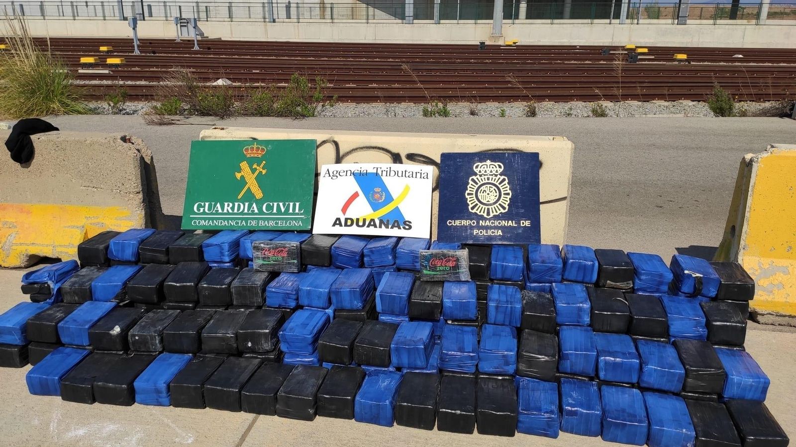 Droga confiscada per la Policia Nacional i la Guàrdia Civil amb la col·laboració d'Agència Tributària i Europol Droga confiscada per la Policia Nacional i Guàrdia Civil amb la col·laboració d'Agència Tributària i Europol