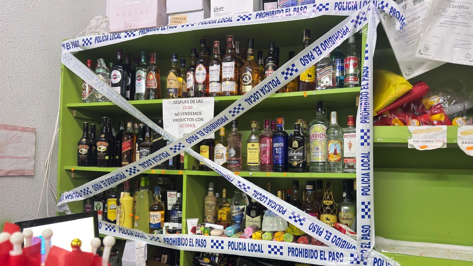 Algunes de les botelles precintades en un dels locals inspeccionats