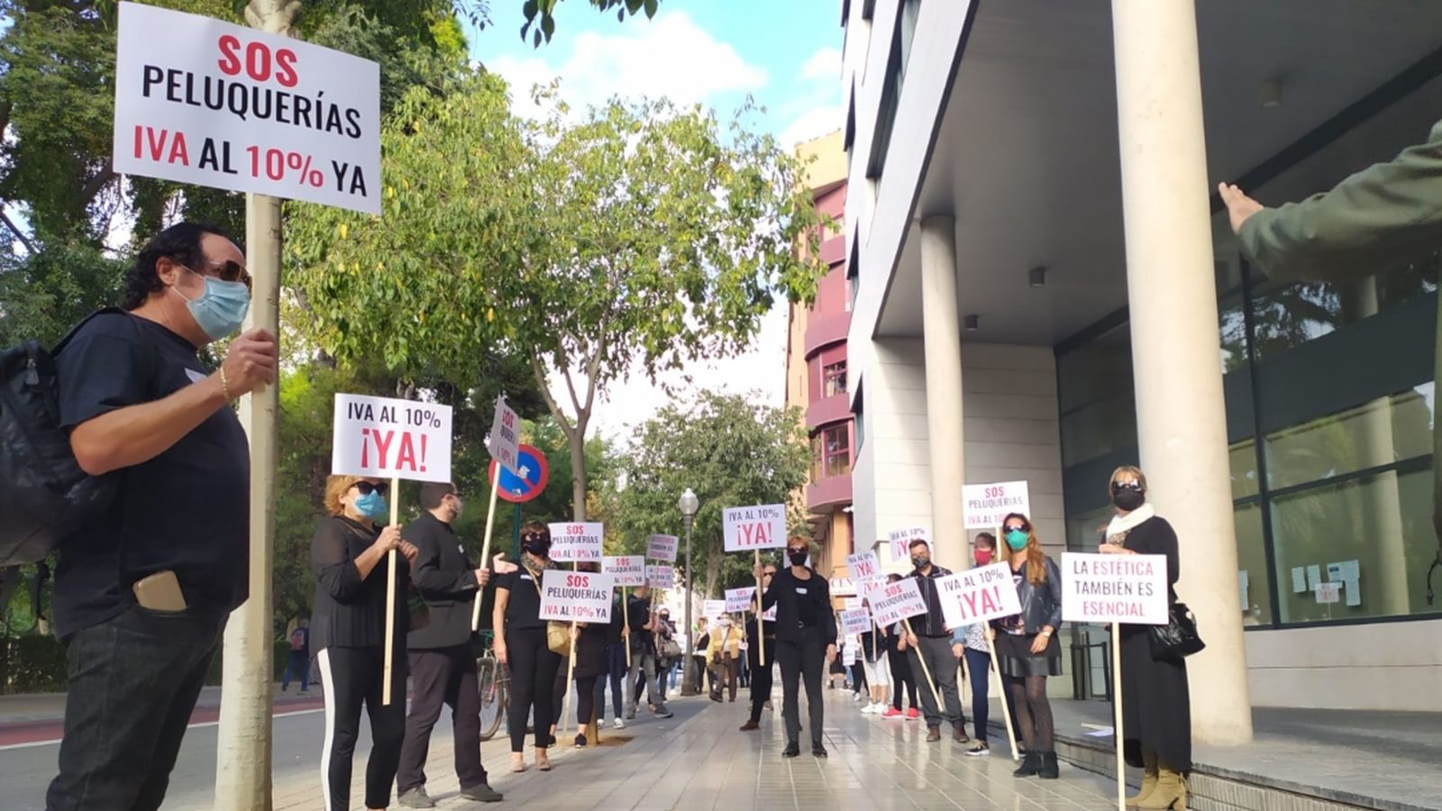 VÍDEO | Les perruqueries denuncien pèrdues de 20 milions d'euros mensuals per la pandèmia