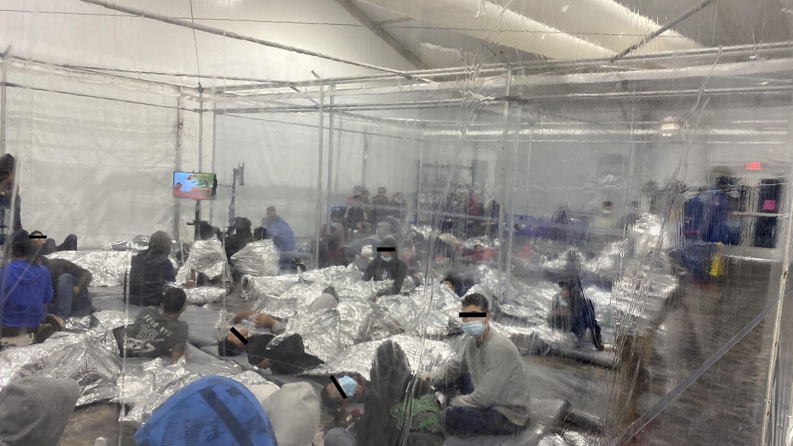 Menors migrants amuntegats en una habitació amb parets de plàstic a l'interior del centre de detenció d'immigrants de Donna (Texas)