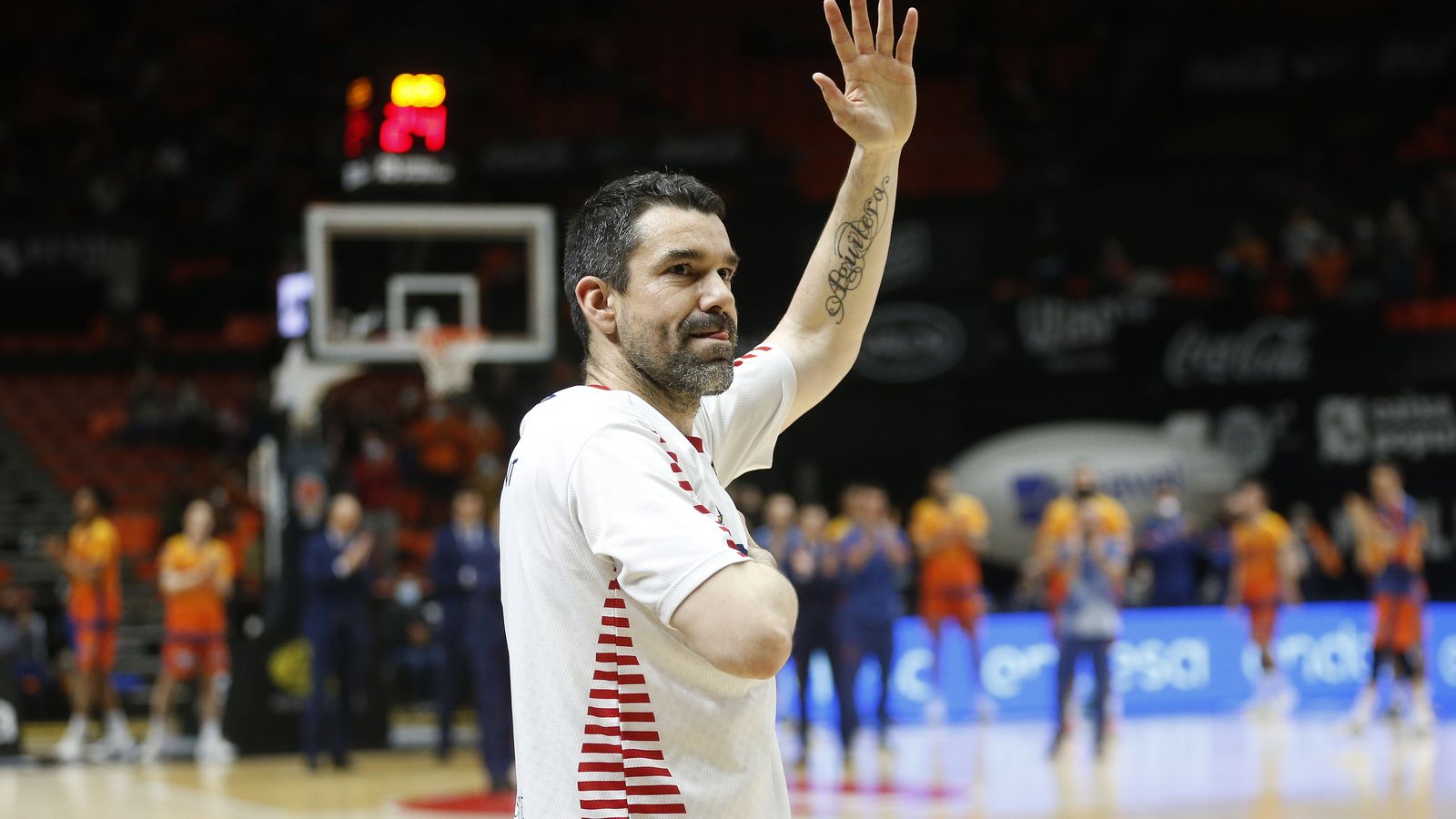 La llegenda taronja, Rafa Martínez, ha sigut ovacionat a la Fonteta