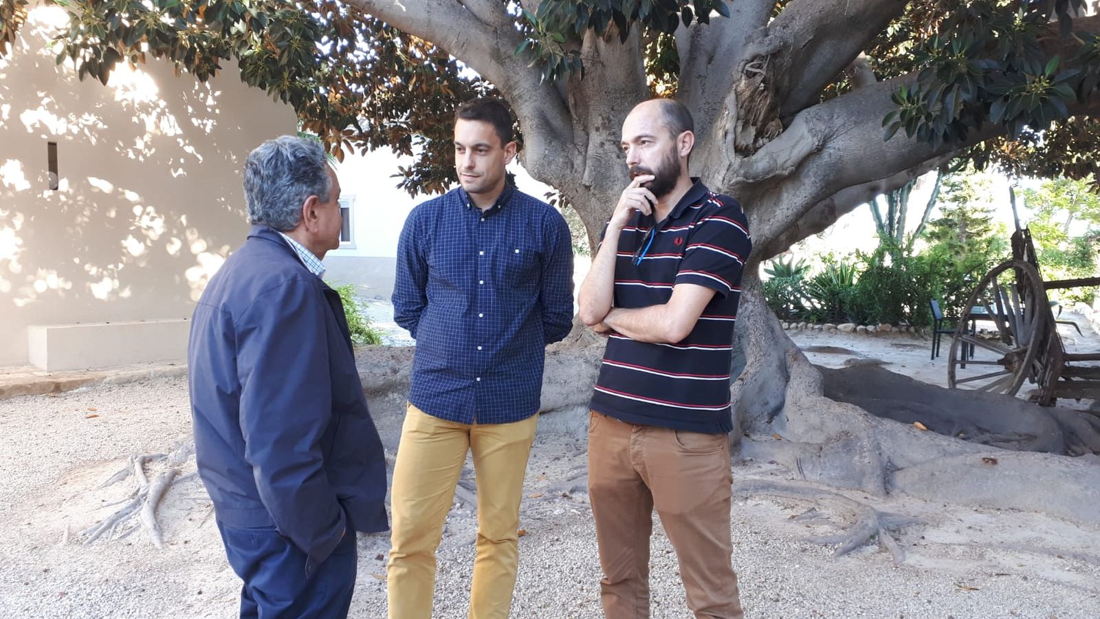 Alfonso i Pablo Sánchez, fundadors de Planeta Huerto, conversen amb Andrés Pedreño, president d'AlicanTEC abans de la roda de premsa